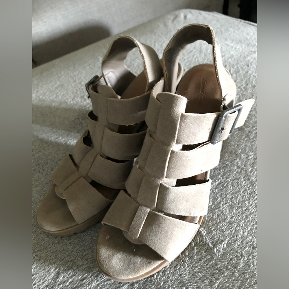 Chunky Strappy Platform Heel Buckle Universal Thread Size 9 Taupe